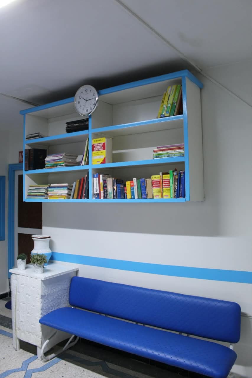 Espace d'attente et bibliothèque de l'institut